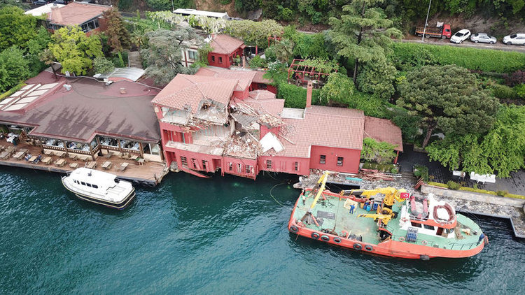 Tarihi yalıya fotoğraflı kamuflaj