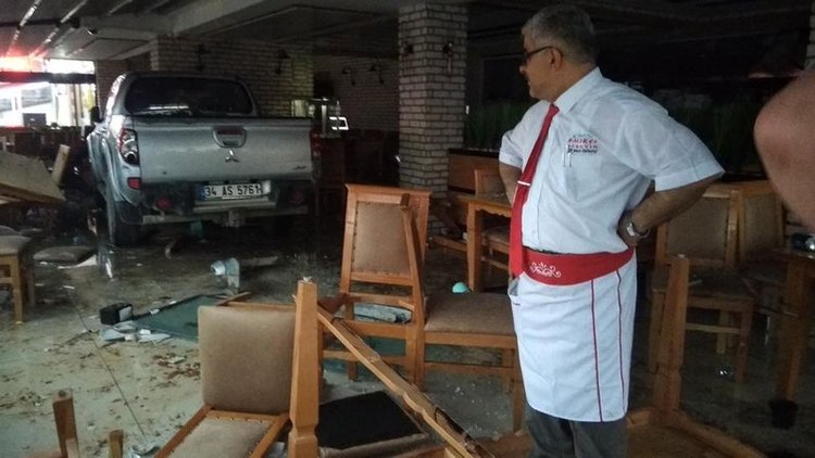 Sakarya&#039;da bir kamyonet restorana daldı!