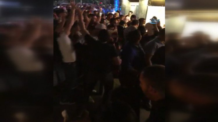 Taksim'de otelden atılan paralar izdihama neden oldu
