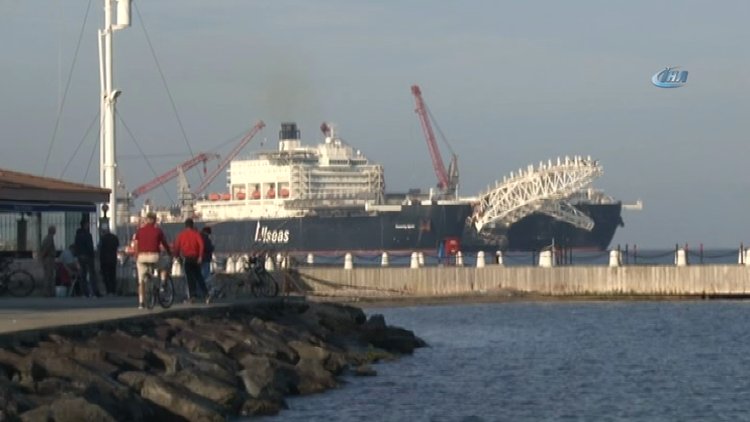 Dev gemi boğazdan geçti