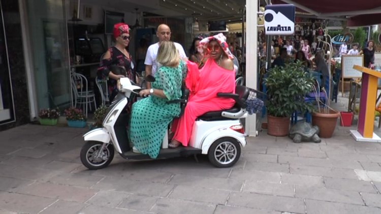 Bülent Ersoy, Bodrum sokaklarını motorla turladı