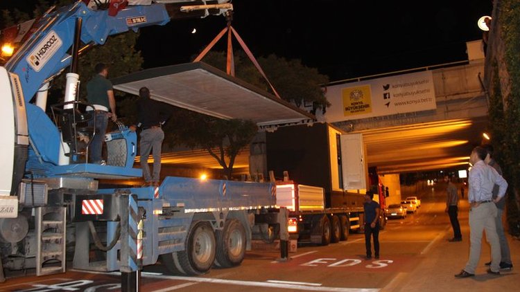 TIR alt geçide sıkıştı!