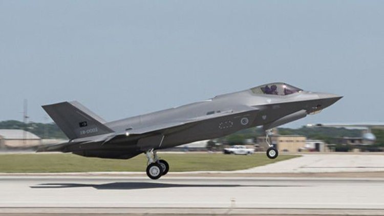 F-35'lerin ilk uçuşu