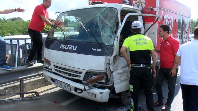 Küçükçekmece D100 Karayolu'nda zincirleme trafik kazası