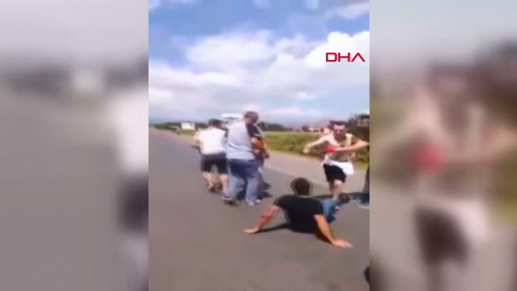 Kaza sonrası baba ve oğlunun darp edilip, bıçaklandığı anlar kamerada