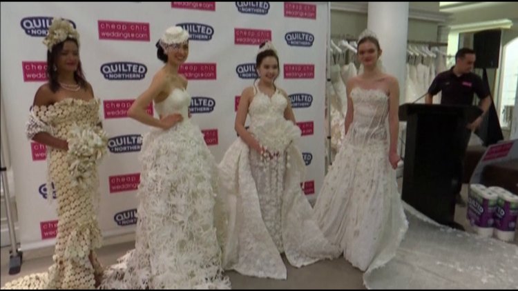 Tuvalet kağıdından gelinlik...