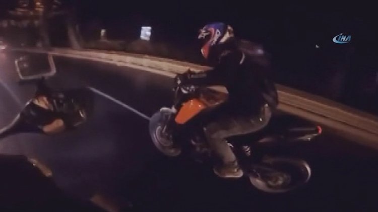 Motosiklet sürücüsünün şov uğruna ölümden döndüğü kaza kamerada