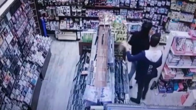 Oyun konsolu çalarken kameralara yakalandılar