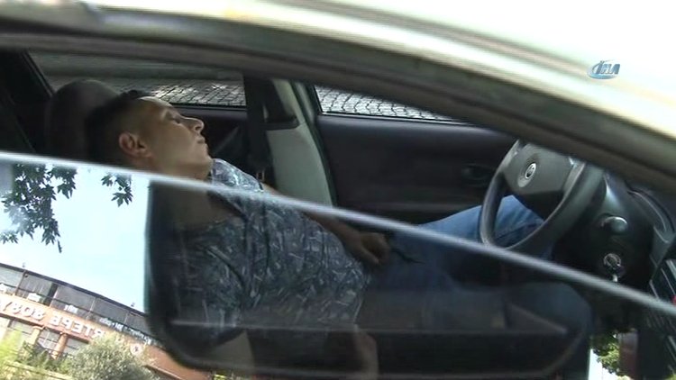 Kaza sonrası araç içerisinde sızan sürücüyü polis güçlükle uyandırdı