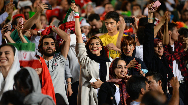 Son dakika haberi... 39 yıl sonra bir ilk! İranlı kadınlar statta