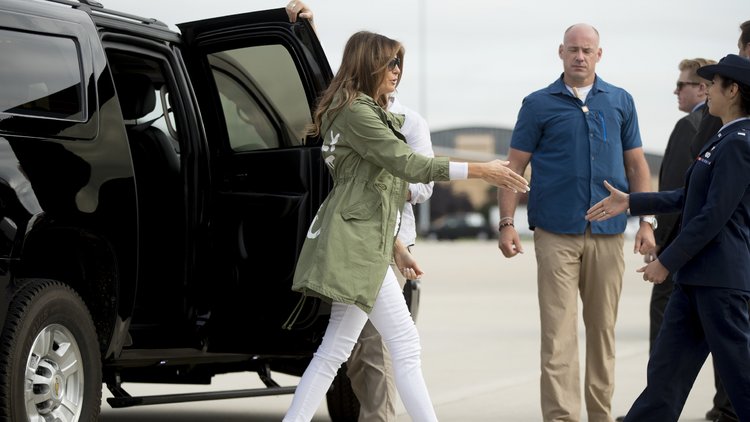 Melania Trump&#039;ın giydiği ceket tartışma yarattı! Nedeni ise...