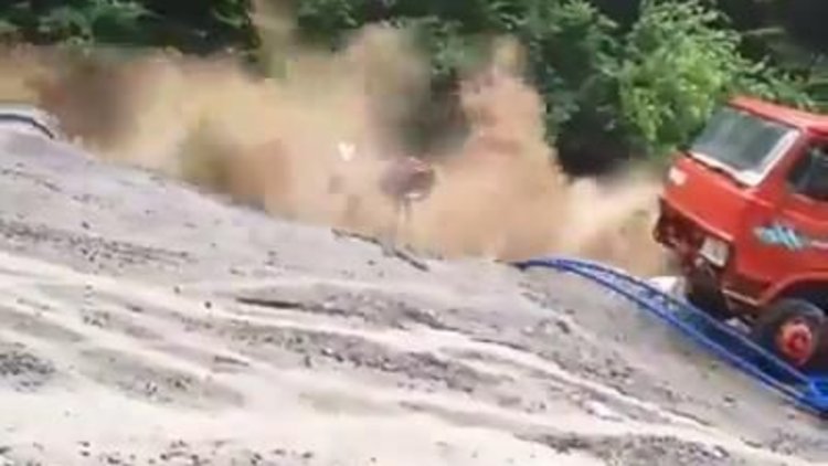 Trabzon&#039;da sel araçları yuttu! İş makineleri böyle sürüklendi