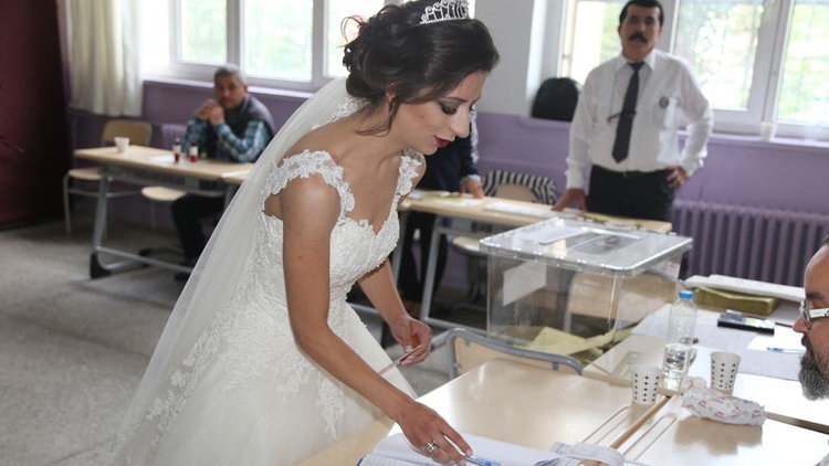 Gelinliğiyle oy kullanmaya geldi