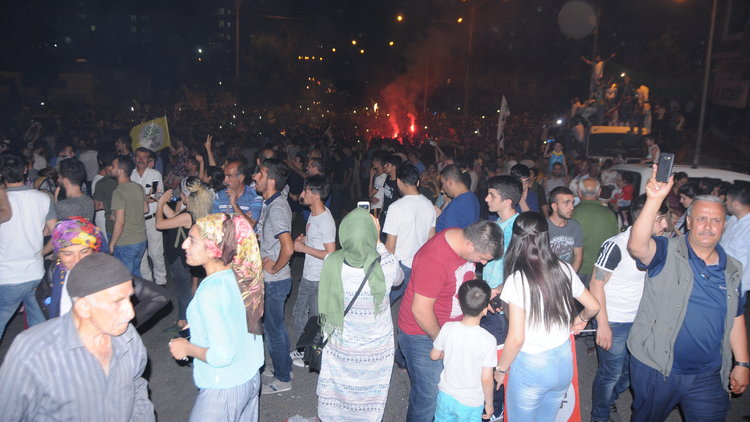 Barajı aşan HDP'den kutlama