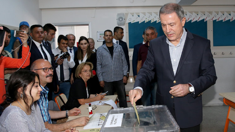 Genelkurmay Başkanı Akar ve komutanlar, Ankara'da oy kullandı