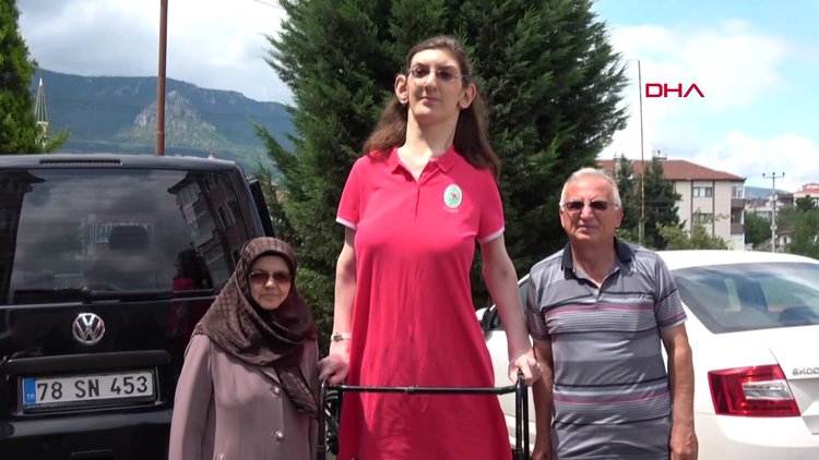 Dünyanın en uzun kızı oyunu kullandı