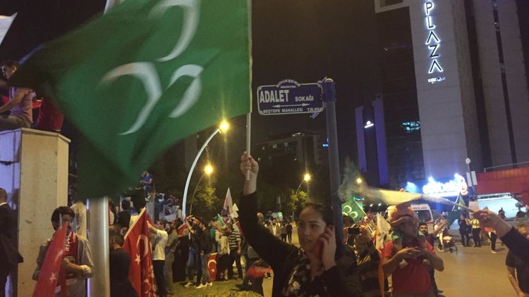 AK Parti Genel Merkezi önünde kutlamalar...