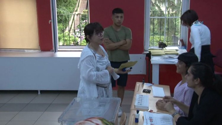 Ünlü sanatçı Sezen Aksu oyunu kullandı...Minik Serçe'nin sinirli halleri dikkat çekti