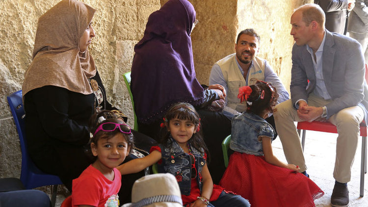 Prens William, Ortadoğu turunda! Mülteci çocukları ziyaret etti
