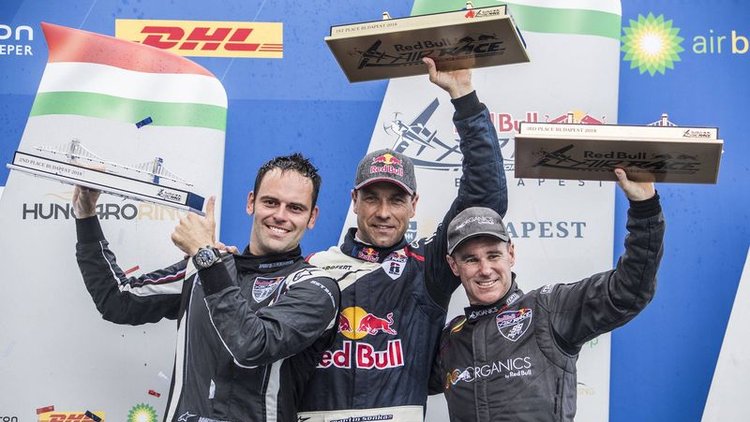 Red Bull Air Race'te kazanan Çek pilot oldu