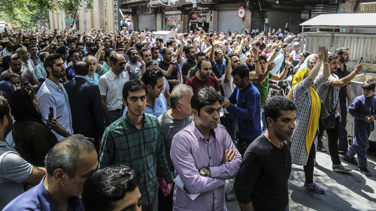 İran&#039;da esnaf kepenk kapattı! Yükselen döviz kurunu protesto etti 