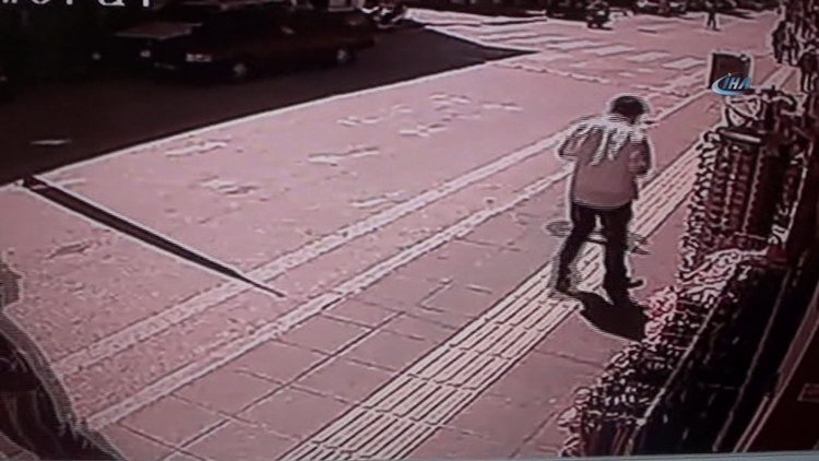 Alışveriş merkezine dalan sansar güvenlik kamerasında