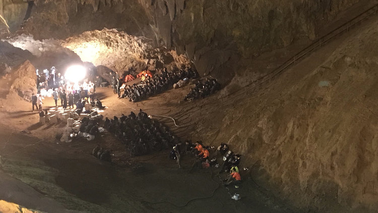 Aileler endişeli! 13 genç futbolcu ve koçları mağarada mahsur kaldı