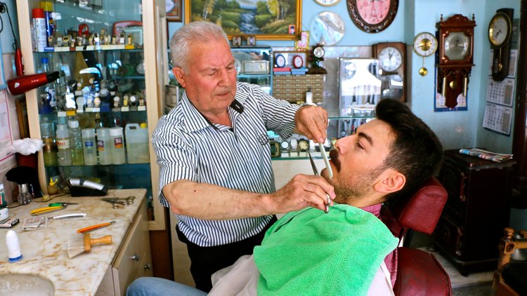 Bir koltukta iki karpuz... Hem berber hem saatçi...