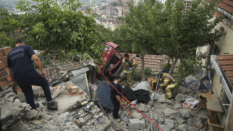 Freni patlayan kamyonet evin çatısına uçtu