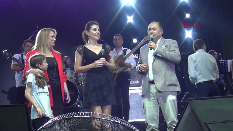 Funda Arar ve eşi Febyo Taşel'e sahnede sürpriz nikah!