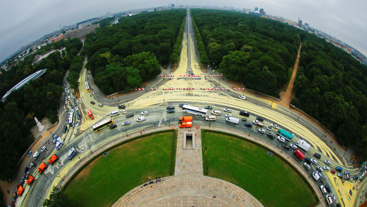 Greenpeace&#039;ten tepki çeken eylem! Berlin&#039;i sarıya boyadılar