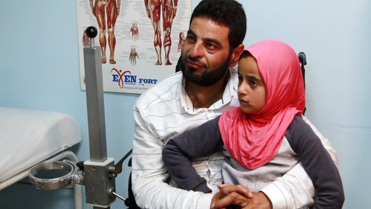 Konserve kutuları ayakları olmuştu! Türk Kızılayı Suriyeli Maya'ya sahip çıktı