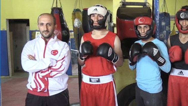 Gündüz lastikçi akşam boksör