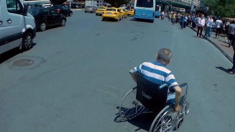 Trafikte mahsur kalan engelliye böyle siper oldu