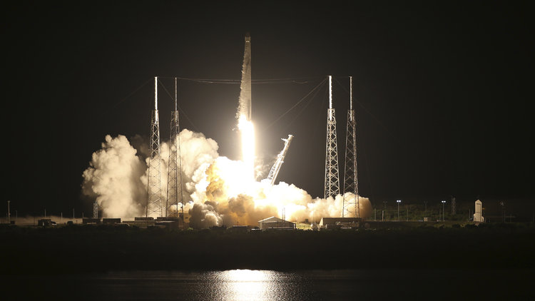 Falcon-9 roketinin son görevi! Uzaya robot gönderdiler