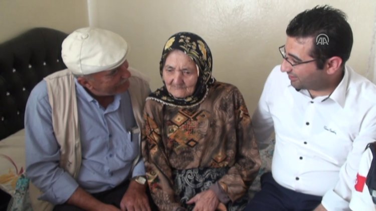 "Acil Servis"ten 105 yaşındaki nineye doğum günü sürprizi