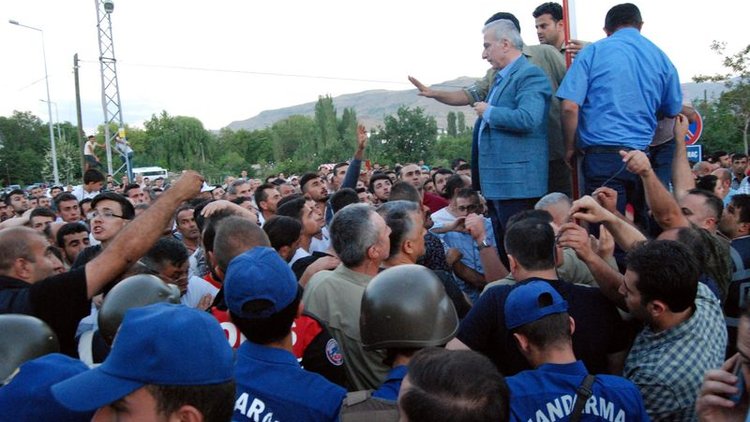 Çocuk tacizcisine linç girişimi! Haberi duyan oraya akın etti