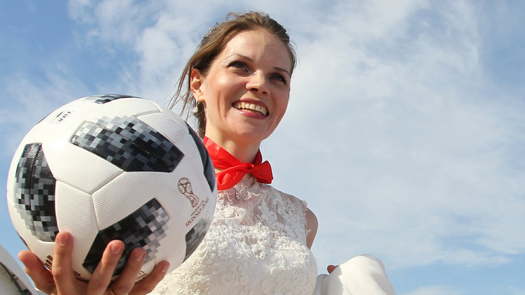 Rus kadınlardan gelinlikle futbol şovu