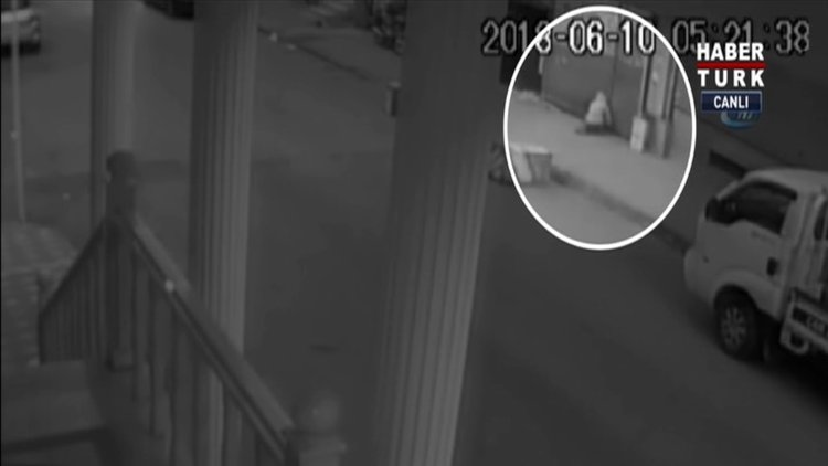 Çocuk hırsızlar kamerada! Otomobilin camını kırıp içinde ne var ne yok çaldılar