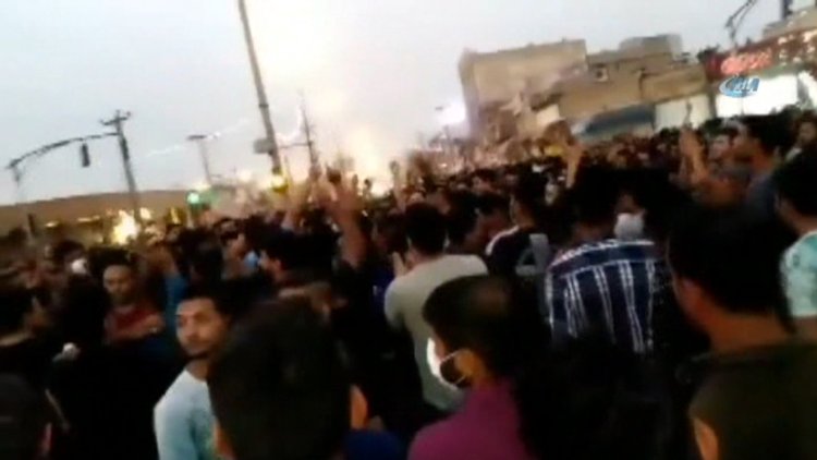 İran'da olaylar durulmuyor... Yüzlerce kişi 'tuzlu su' kriziyle sokağa çıktı