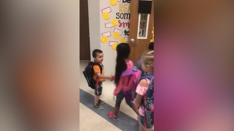 Her sabah el sıkışarak ve birbirlerine sarılarak sınıfa giren anaokulu öğrencileri