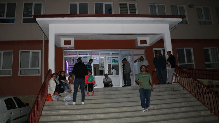 Çocuklarını kaydettirmek için okulda sabahladılar