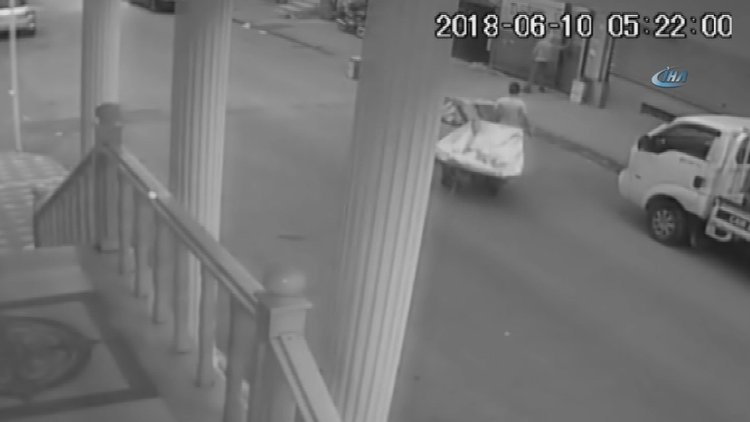 Kendilerine kağıt toplayıcı süsü veren çocukların hırsızlık anları kamerada