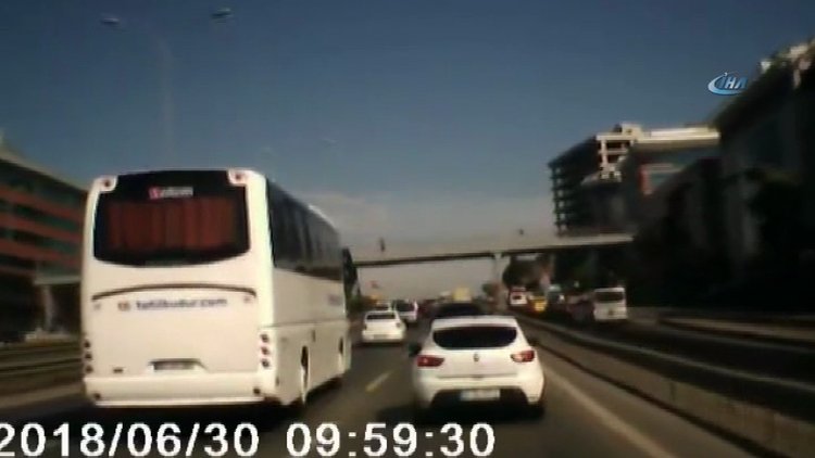 Dikkatsiz sürücü az kalsın faciaya yol açıyordu... O anlar kamerada