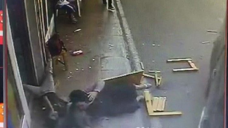 Feci kaza kamerada! Kamyonet kaldırımdaki anne ve 2 çocuğuna çarptı