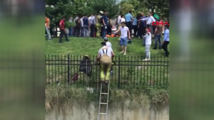 Su kanalına düşen kişiyi çevredekiler kurtardı