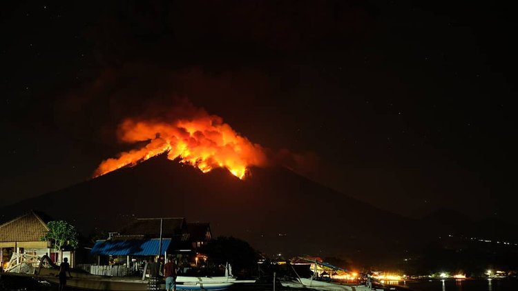 Agung yanardağı patladı! 7 dakika boyunca...