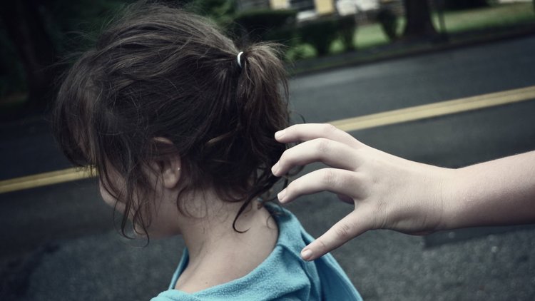 Çocuklar ve aileler dikkat! Bir şeker kandırmak için yetiyor