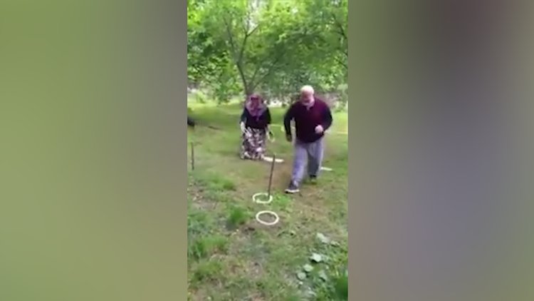 Yaşlı çiftin kahkahaya boğan survivor yarışı