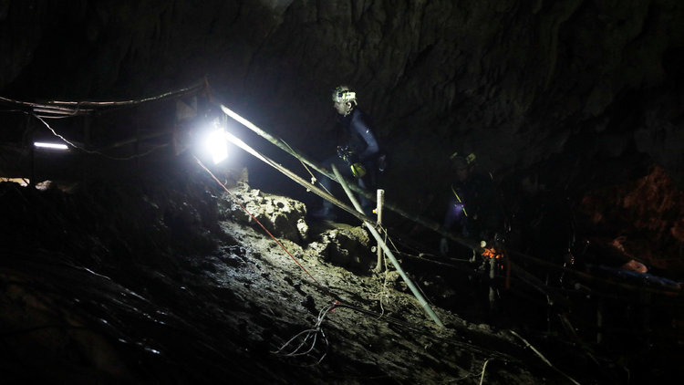 Tayland&#039;da zamana karşı yarış! Mağarada mahsur kalan çocuklar ailelerine mektup gönderdi